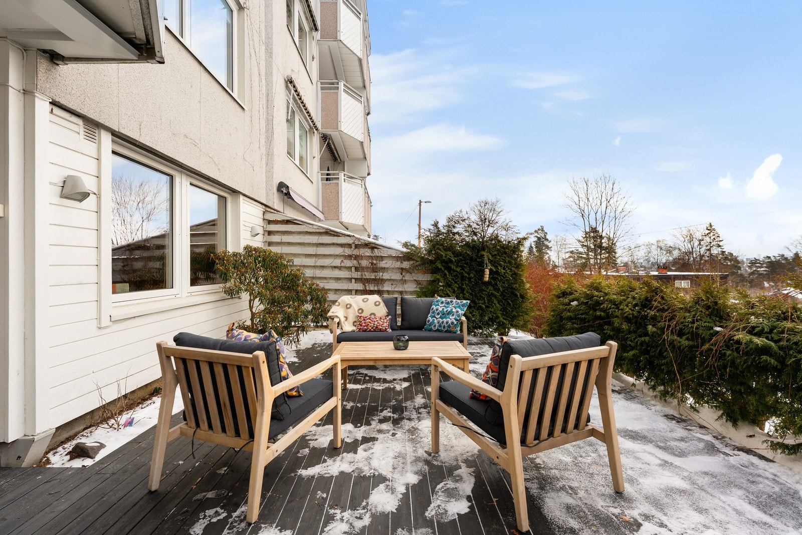 Terrassen har gode solforhold og kan enkelt innredes etter ønske. Her kan lange sommerkvelder nytes bak en hekk som gir godt med privatliv. Galleribilde