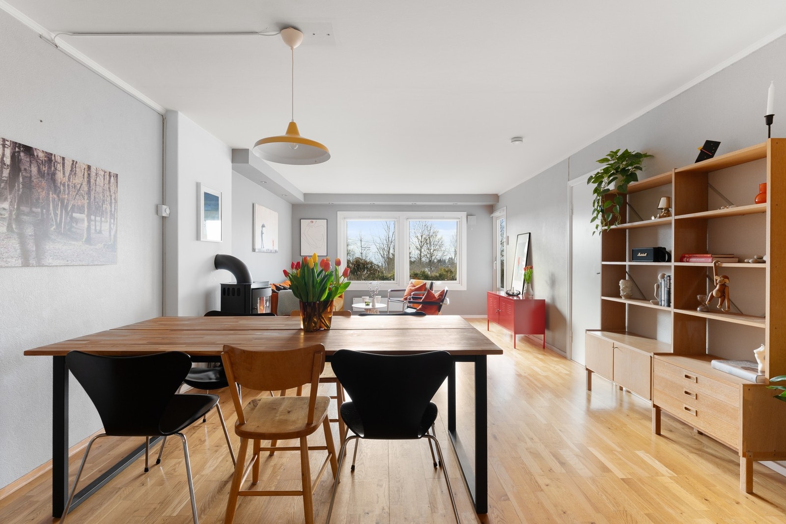 Fra kjøkkenet har du god oversikt ut mot stue og ut på terrassen. Galleribilde