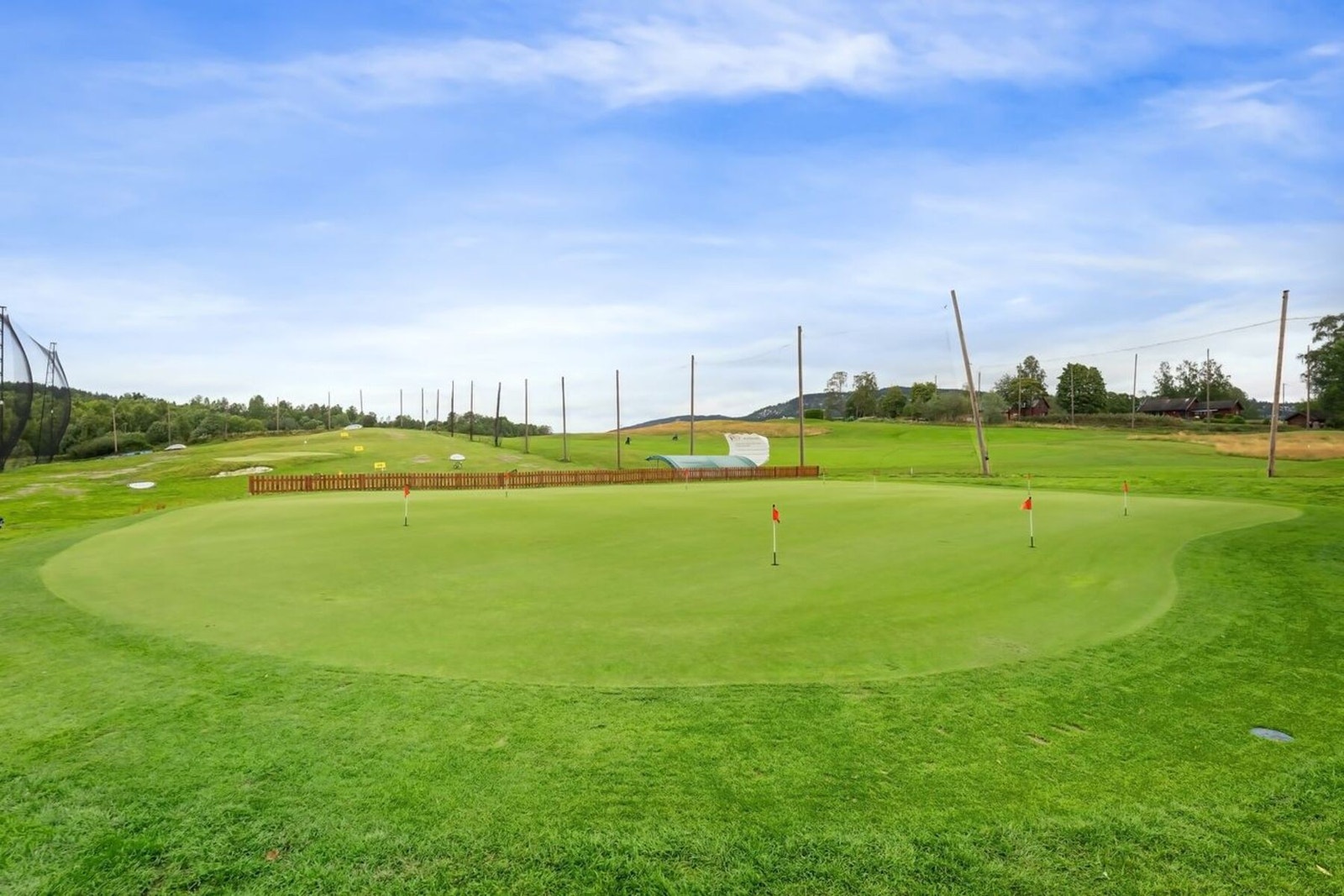 Det finnes flere ulike golfbaner i området, her er Haga golfklubb avbildet. Galleribilde