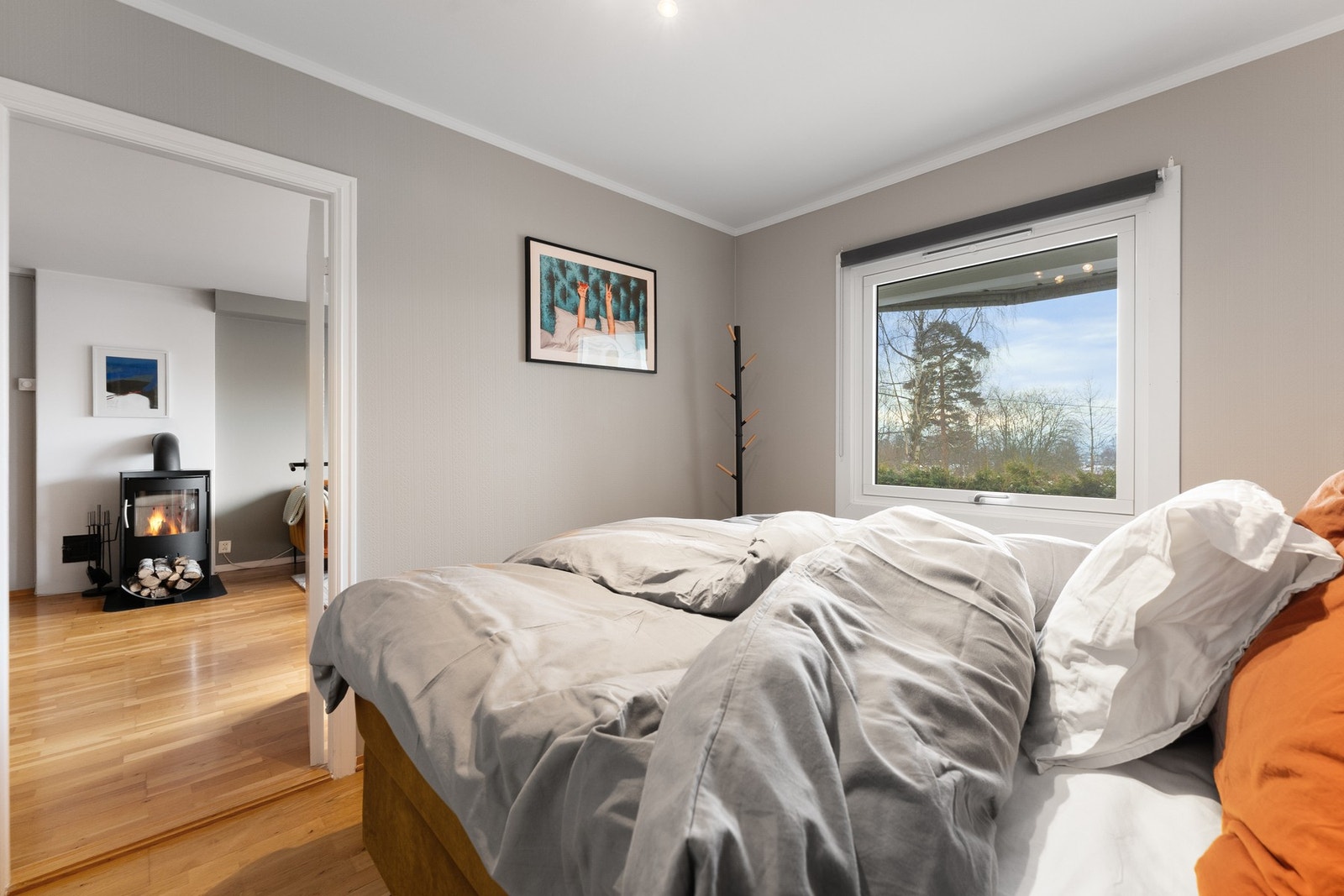 Soverommet er malt i en lun farge. Galleribilde