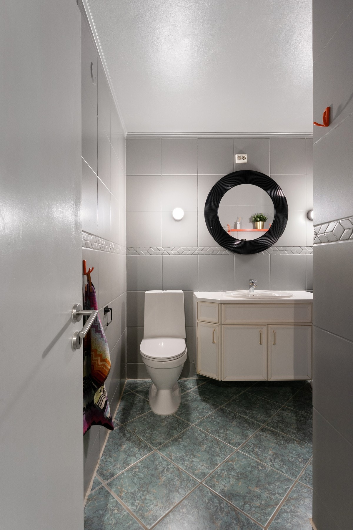 Baderommet er i nyere tid malt i lunere farger på veggene. Noe som gir en moderne look. Galleribilde