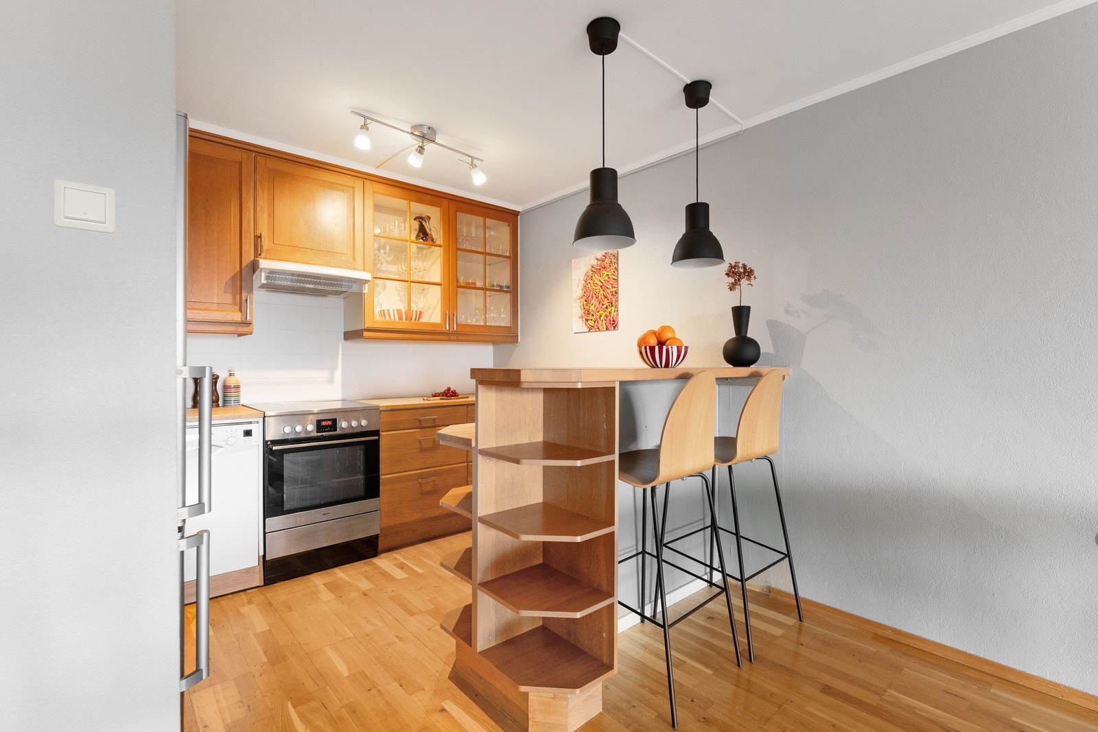 Kjøkkenet er utstyrt med en praktisk barløsning hvor du kan få i deg et raskt måltid eller nyte sosialt samvær over kjøkkenbenken. Galleribilde