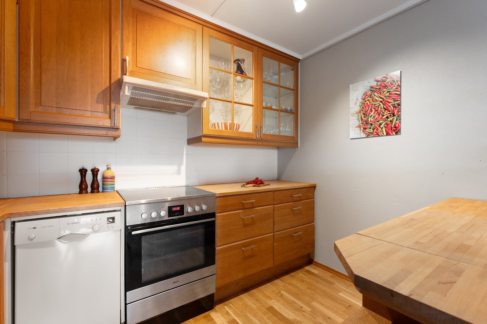 Det er godt med skap- og benkeplass. Galleribilde