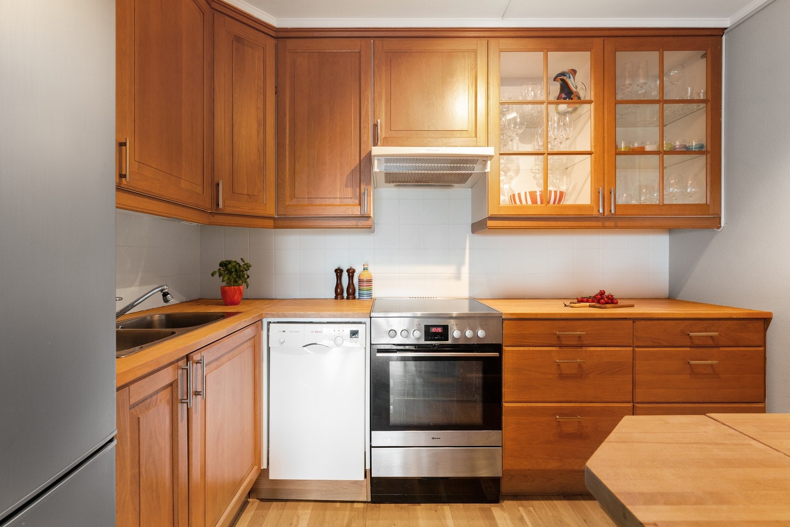 Kjøkkenet består av frittstående hvitevarer og er praktisk utformet. Galleribilde