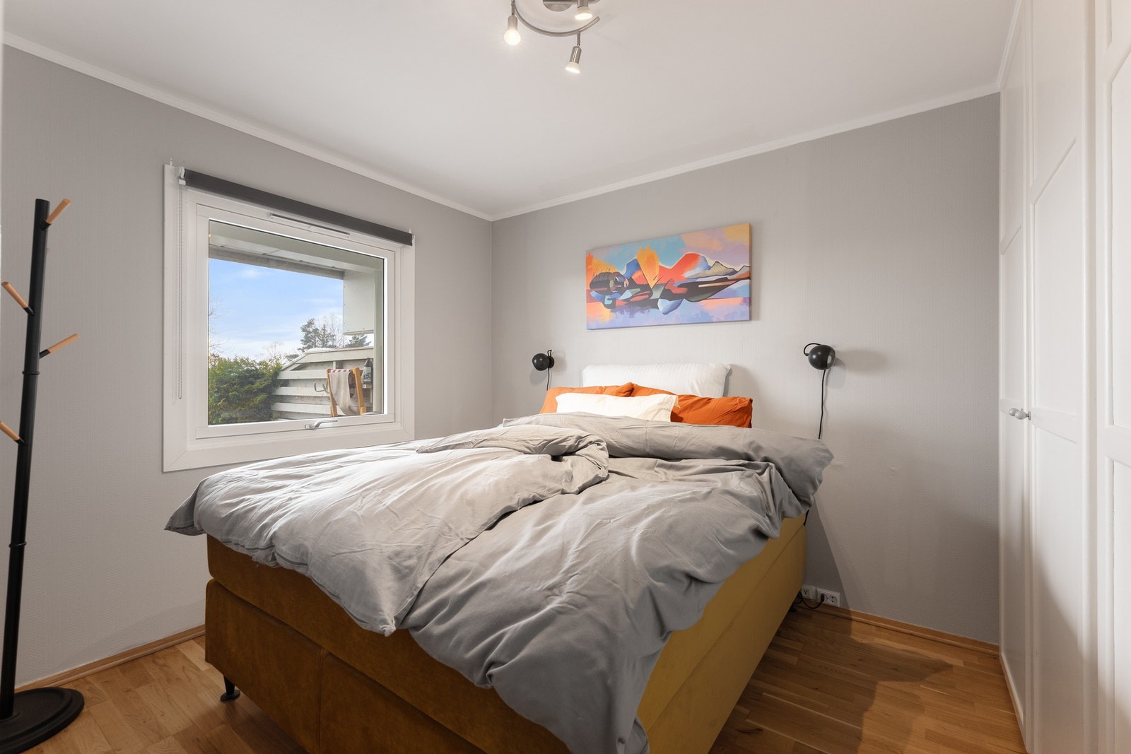 Fra stuen er adkomst til et lyst og innbydende soverom. Galleribilde