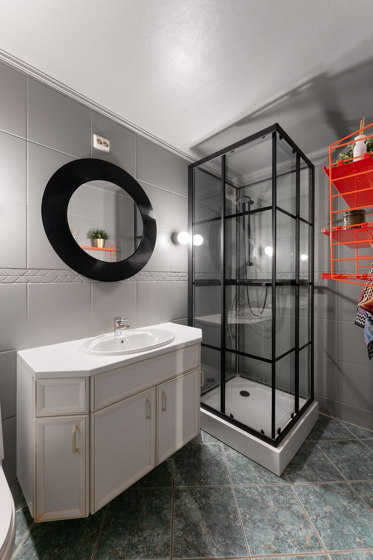 Her er det praktisk innredet med toalett, vegghengt servantskap og et stilig dusjkabinett. Galleribilde