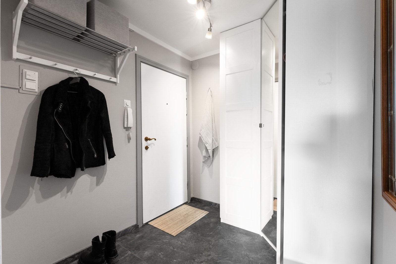 Entéen er av god størrelse og har godt med oppbevaringsmuligheter. Vaskerom i samme etasje. Galleribilde