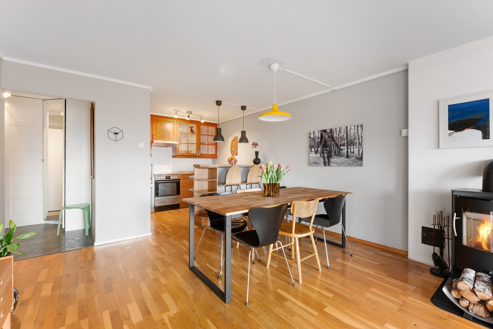 Mot kjøkkenet finner man god plass til å innrede med en separat spisestuedel. Galleribilde