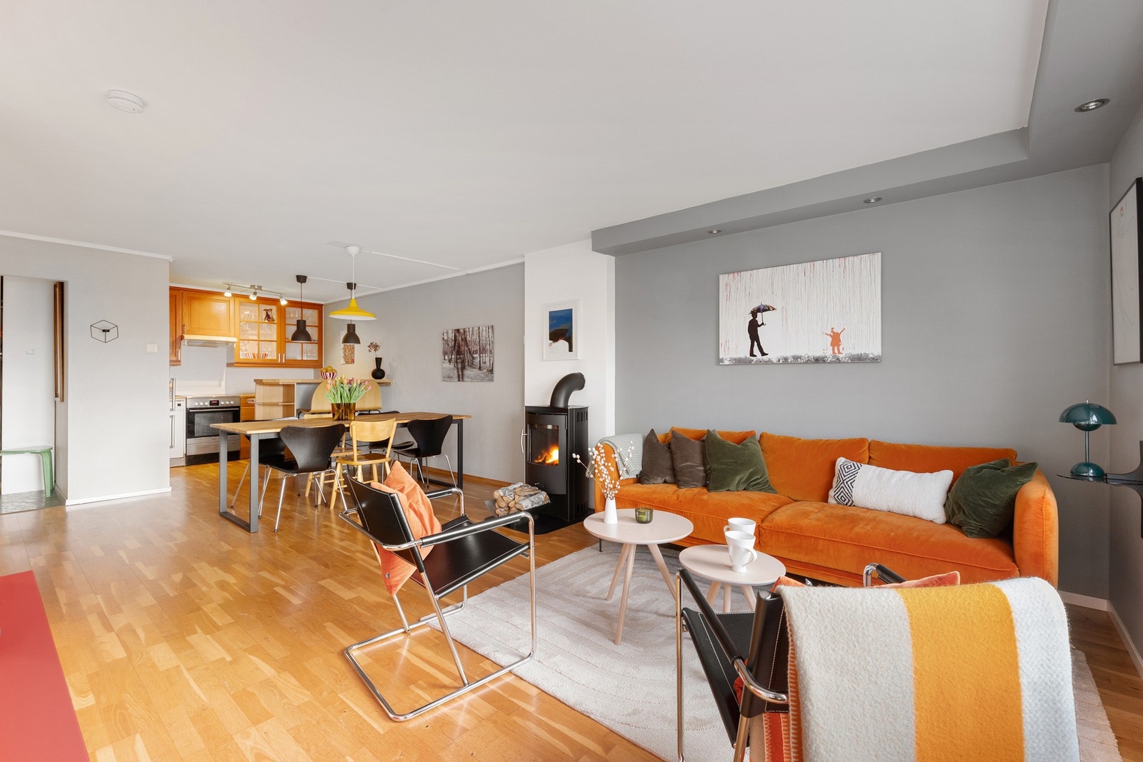 Videre innover i boligen deles stuen opp med en lekker peis som varmer godt på vinterstid. Galleribilde