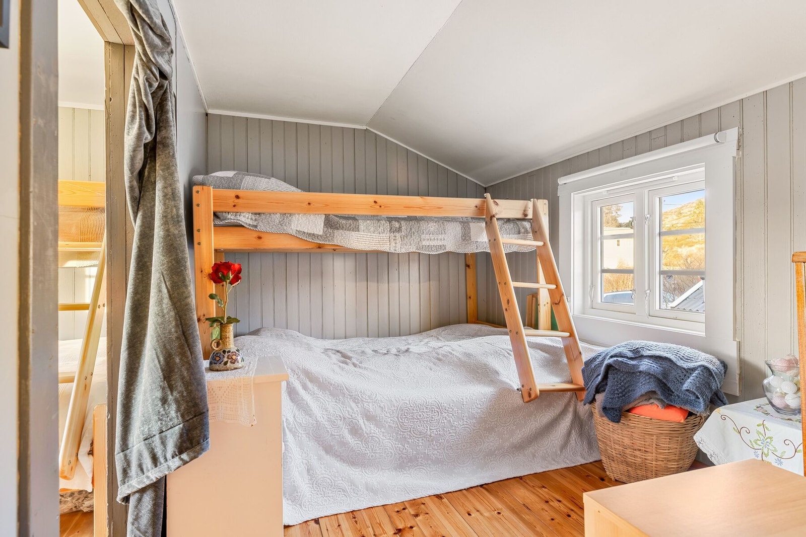 Soverom - Vi gjør oppmerksom på at det opplyses i tilstandsrapport at vindusmål i 2. etasje ikke tilfredsstiller dagens krav til rømningsveier Galleribilde