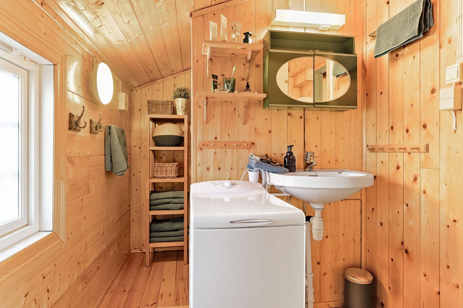 Badet har tregulv og lakkert panel på vegger og tak Galleribilde