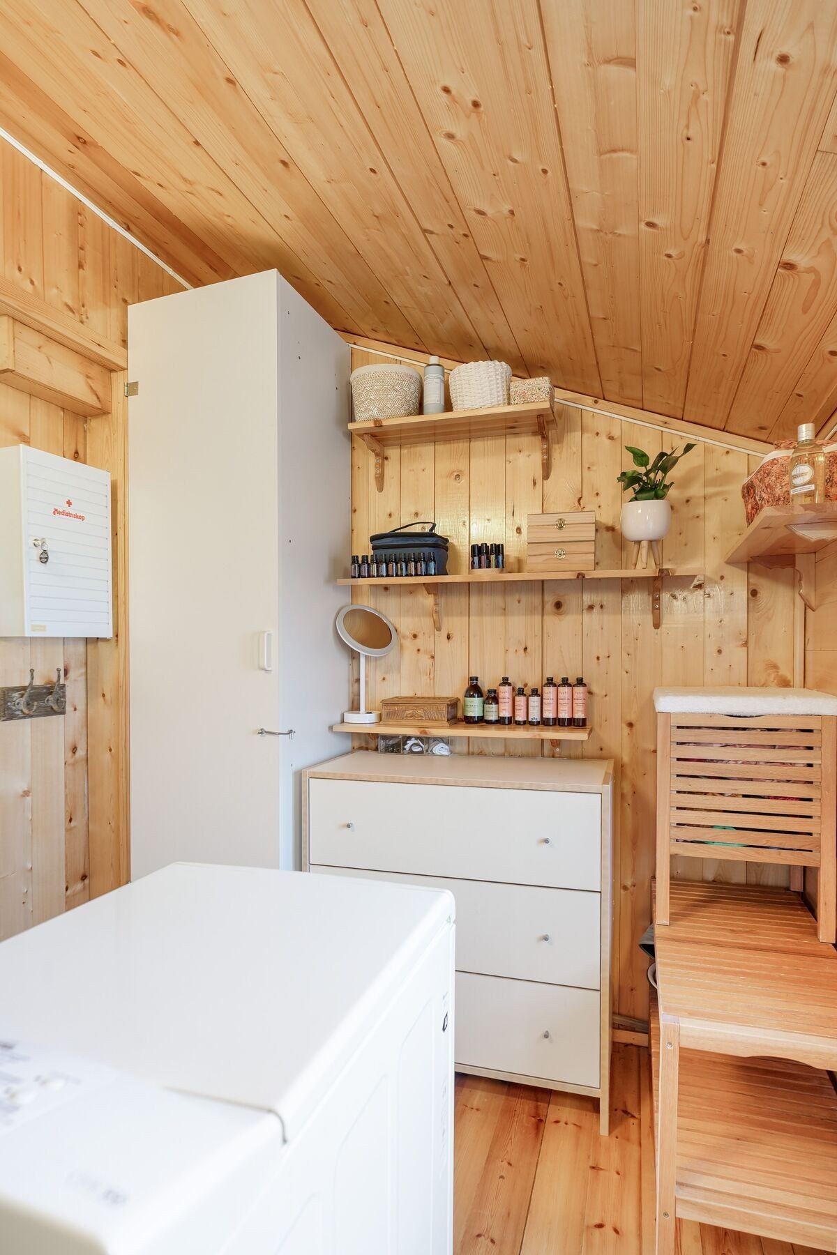 Rommet er utstyrt med dusjkabinett, servant og opplegg for vaskemaskin Galleribilde