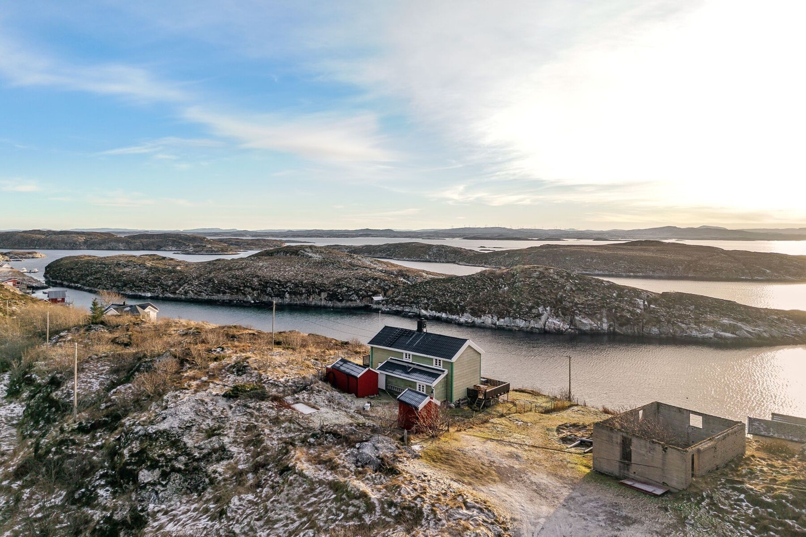 Eiendommen ligger tilbaketrukket til, men det er samtidig kort vei til alle dagligdagse servicefunksjoner. Sistranda ligger ca. 25 minutter med bil unna Galleribilde