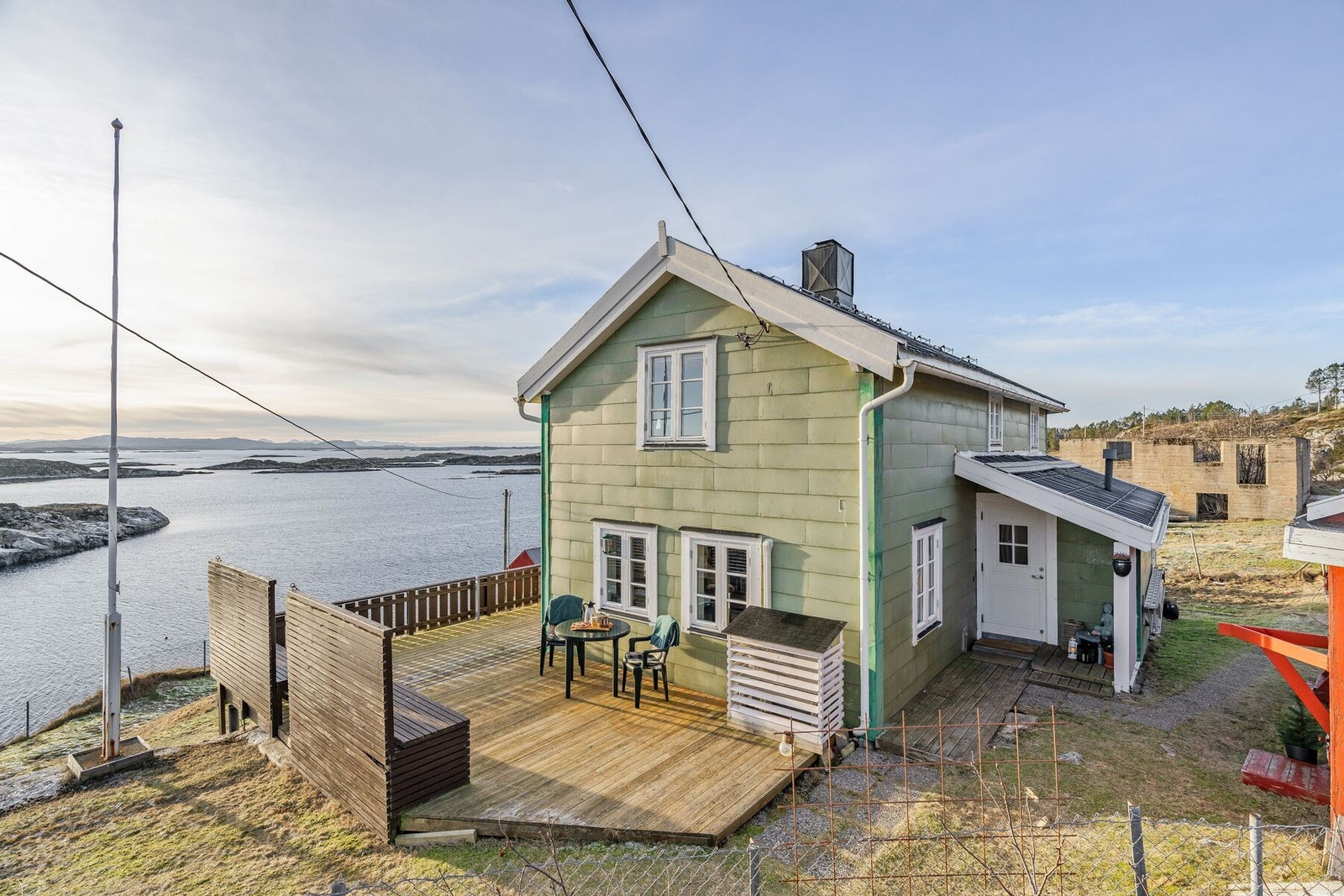 Naturtomt på 766,6 kvm. Herfra har man flott utsikt og nærhet til sjøen. Galleribilde