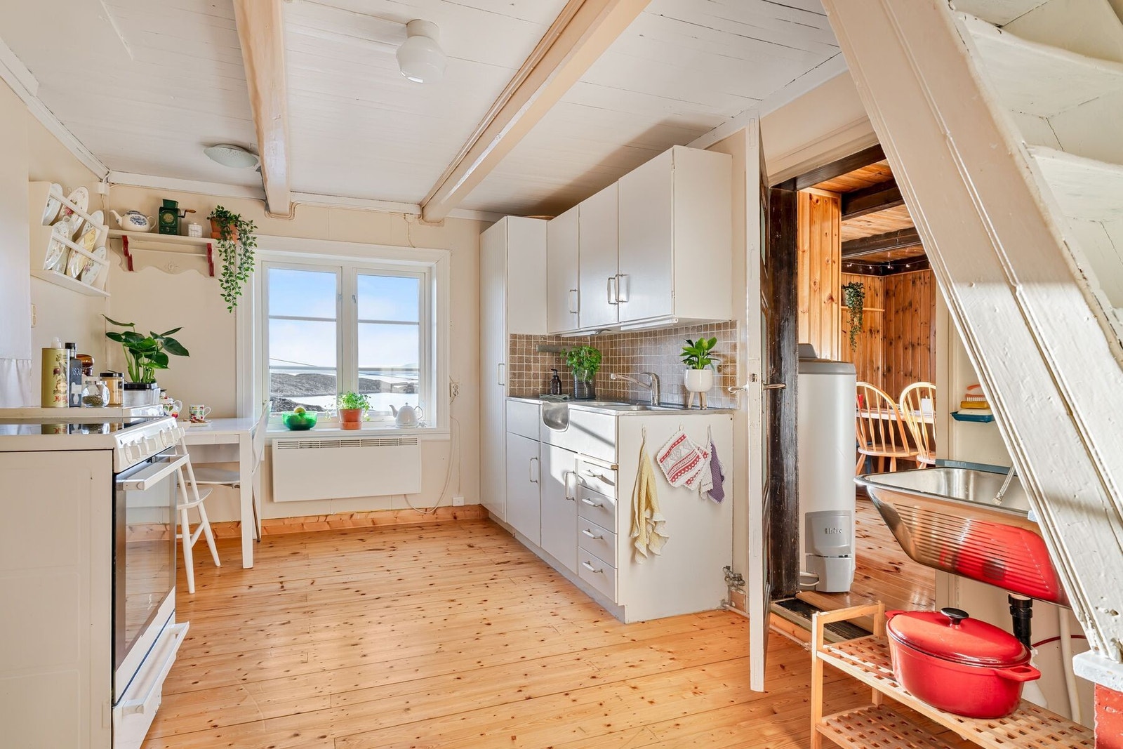 Kjøkken men plass til lite spisebord Galleribilde