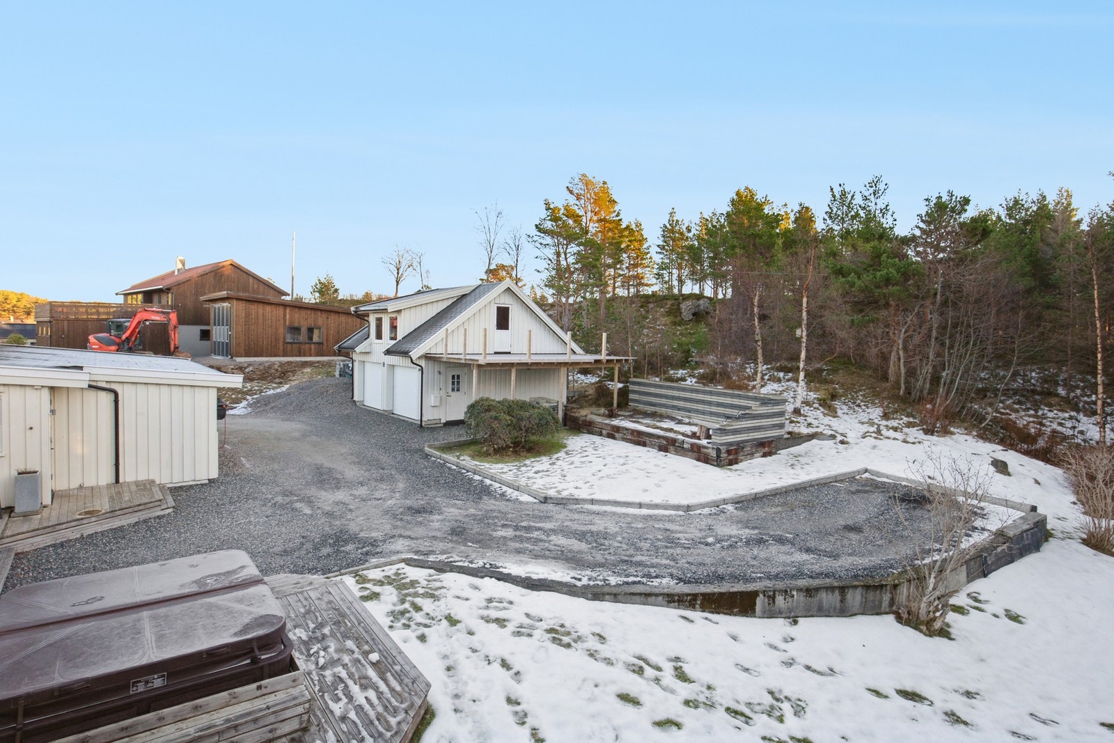 Parkering i stor dobbelgarasje Galleribilde