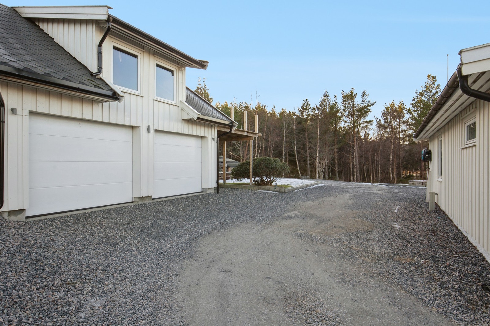 Stor dobbelgarasje med uinnredet hems Galleribilde