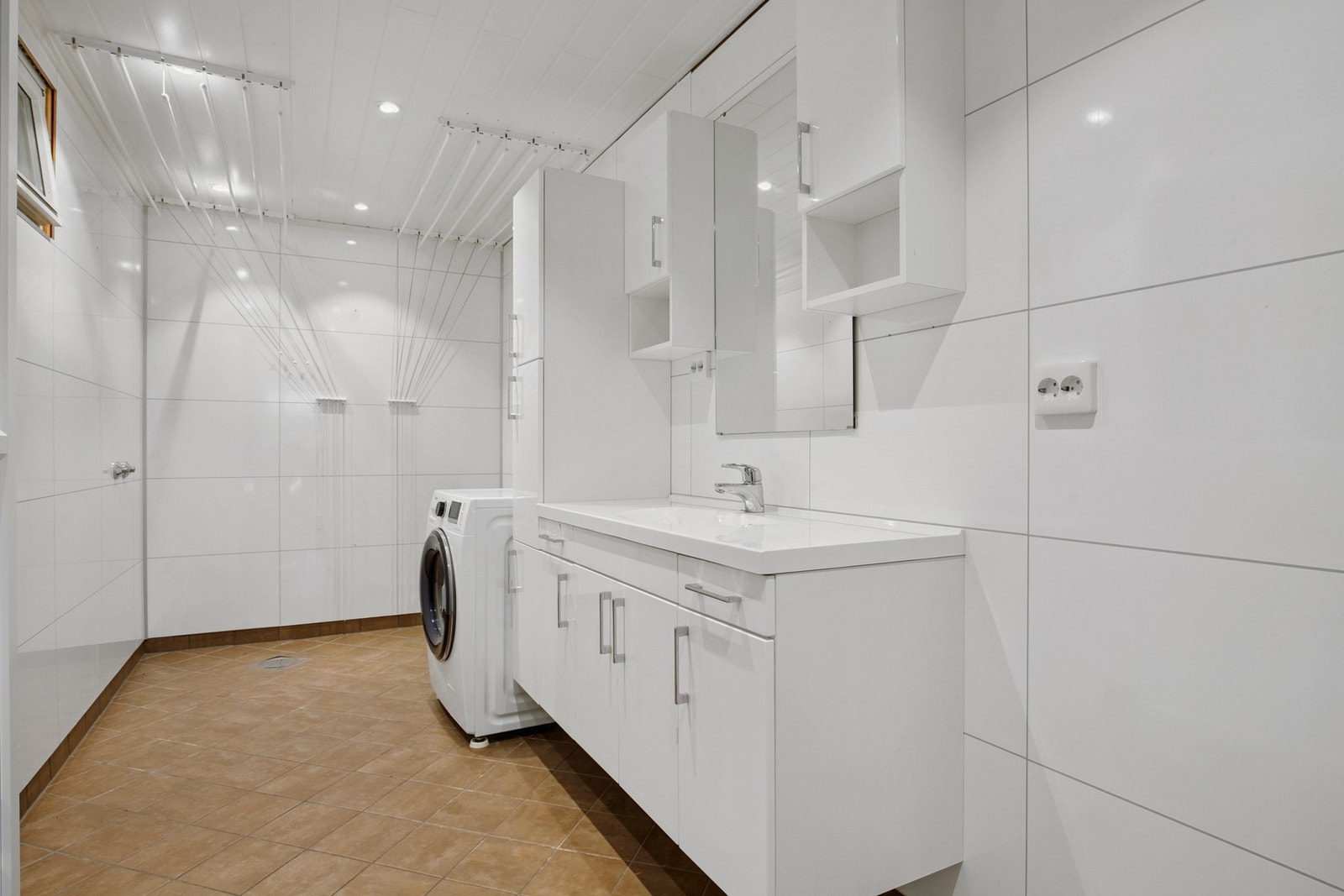 Pent oppusset vaskerom med innredning Galleribilde