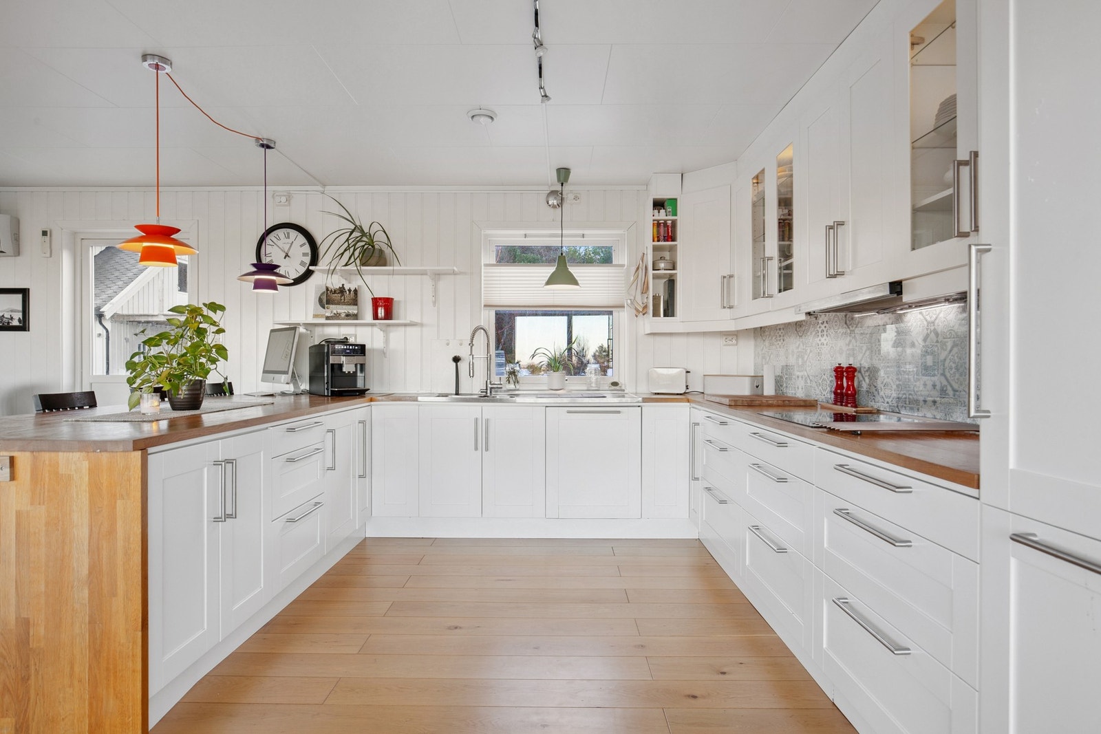 Pent kjøkken med integrerte hvitevarer Galleribilde