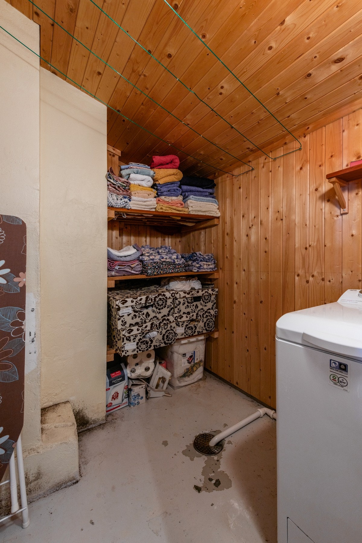 Bod/vaskerom i tilknytning til bad med opplegg for vaskemaskin Galleribilde