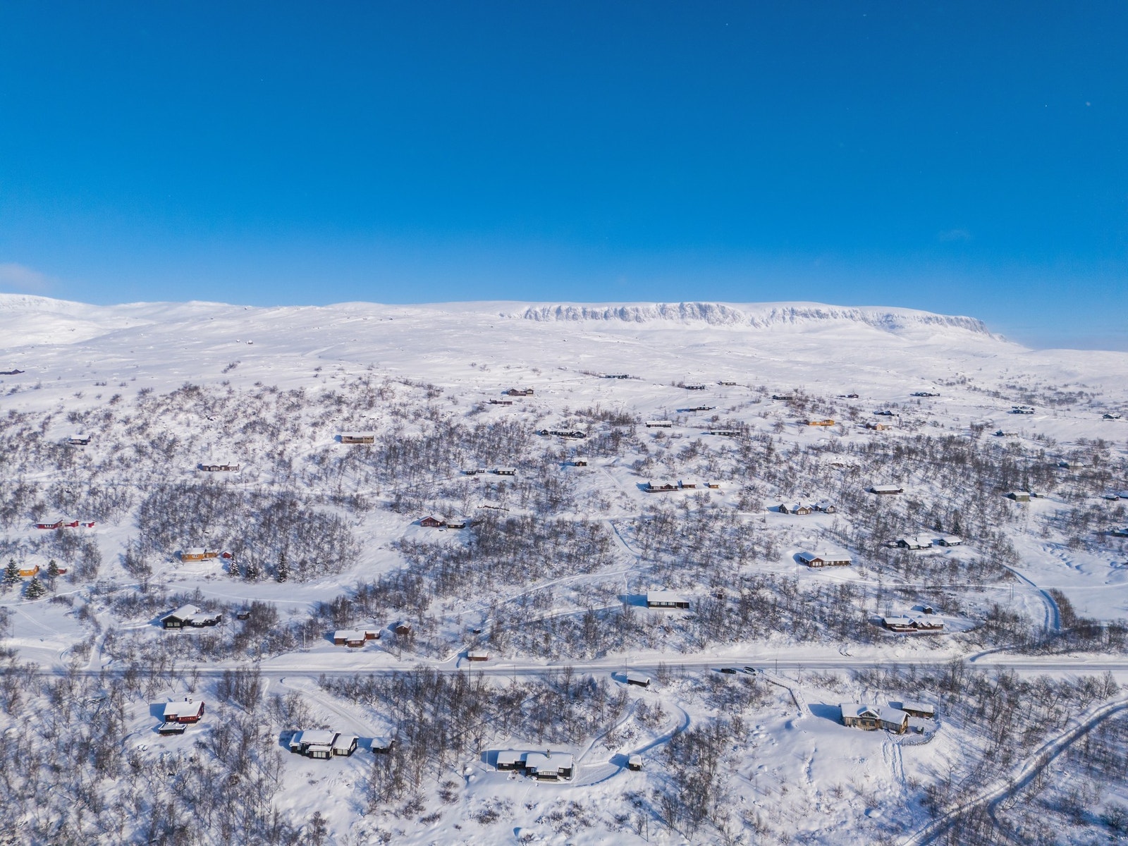 Hallingskarvet pryder med sin tilstedeværelse - det er kort vei til både opparbeidede tur- og skiløyper Galleribilde