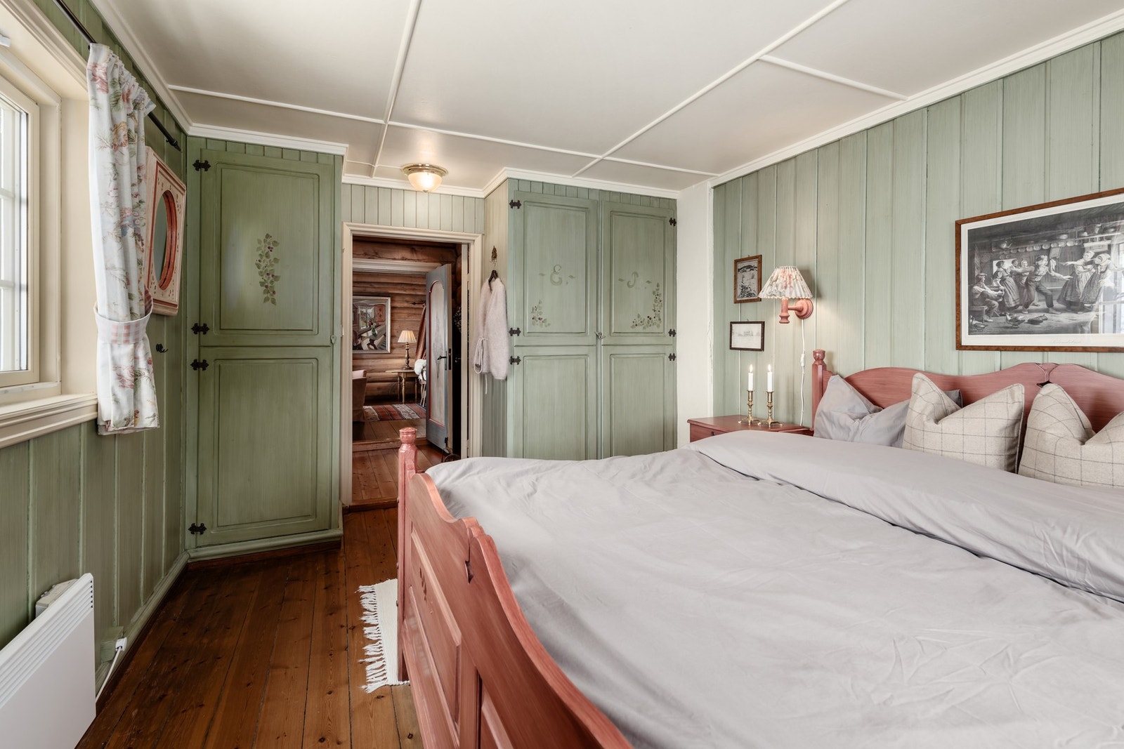 Soverommet har godt med oppbevaringsplass bak de finurlige detaljene på skapfrontene Galleribilde