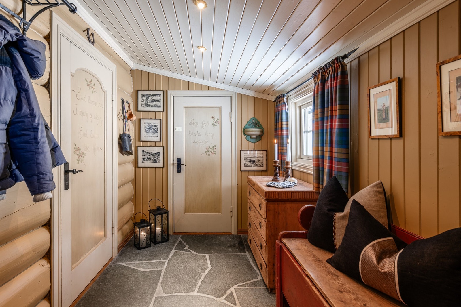 Fra hyttens entré er det tilkomst til stuen og bod Galleribilde