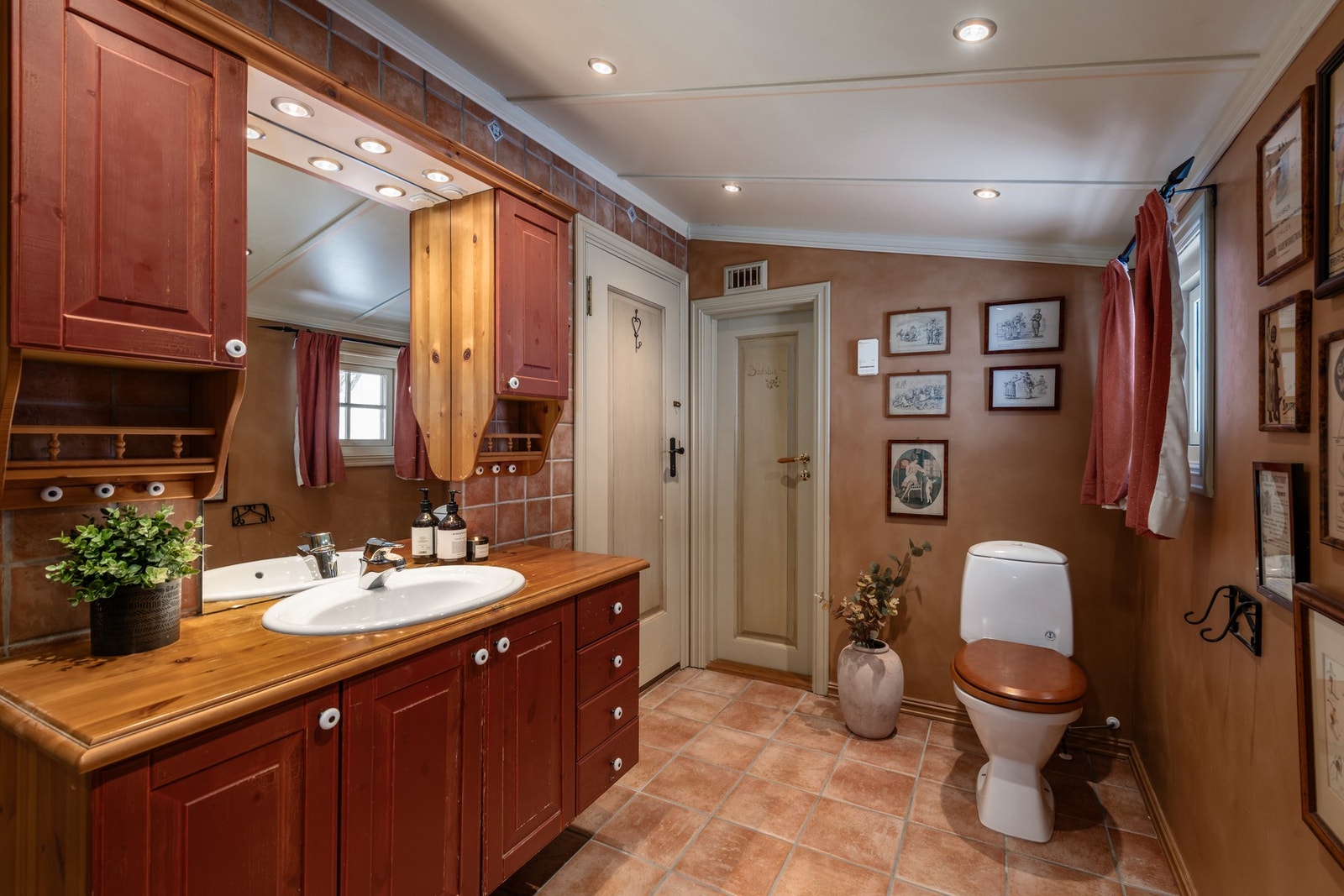 Fra badet er det tilkomst til bod/vaskerom Galleribilde