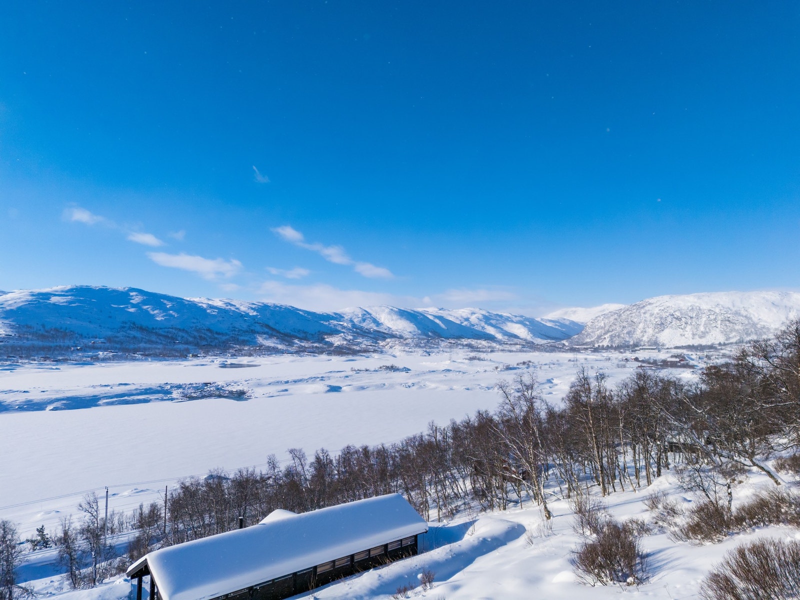Haugastøl ligger helt i randsonen av Hardangervidda nasjonalpark, kjent for sitt vidstrekte landskap, storslått natur og rike dyreliv Galleribilde
