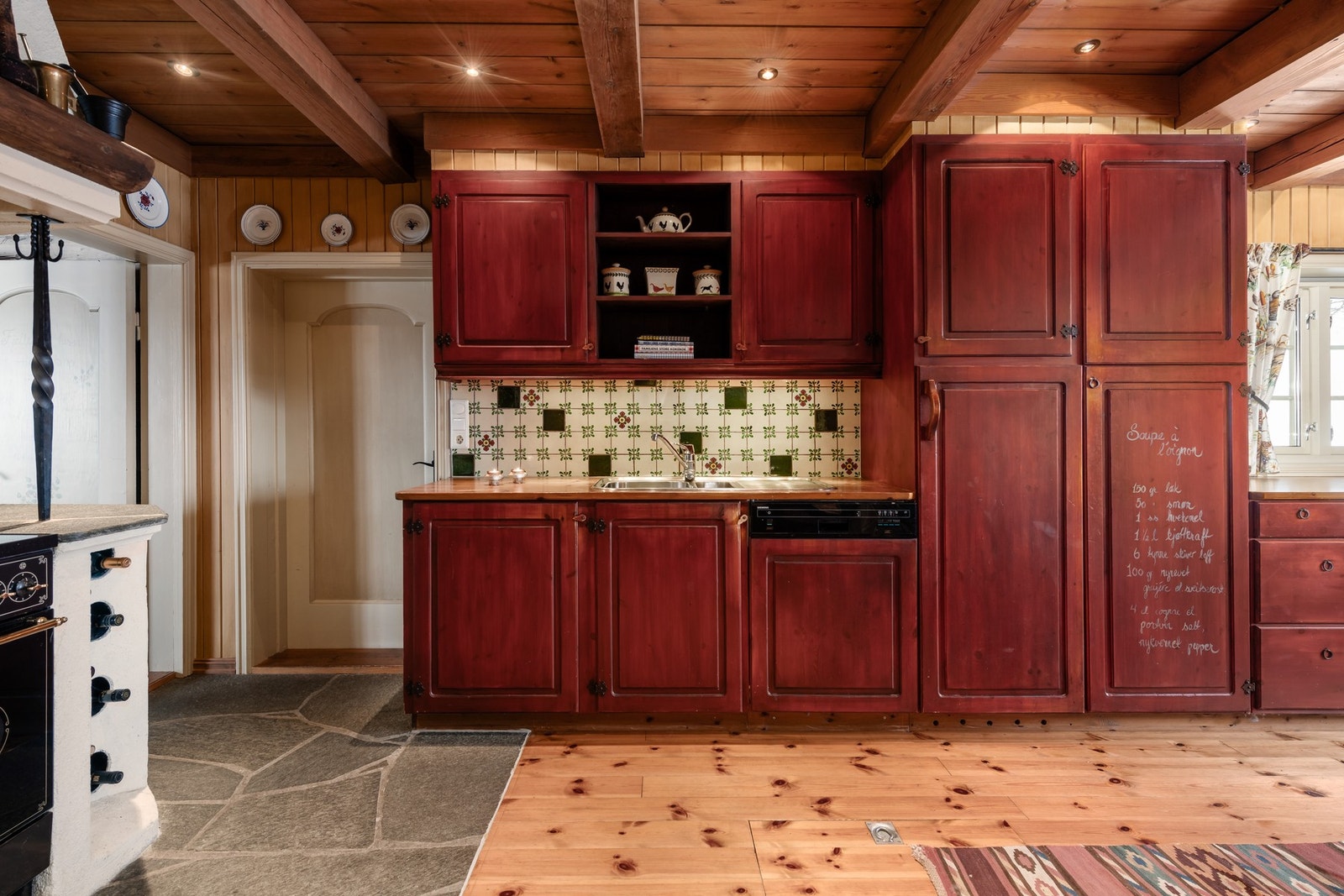 Det er montert oppvaskkum, ventilator med kullfilter og hvitevarer som komfyr, oppvaskmaskin, vinskap samt kjøl/frys. Galleribilde