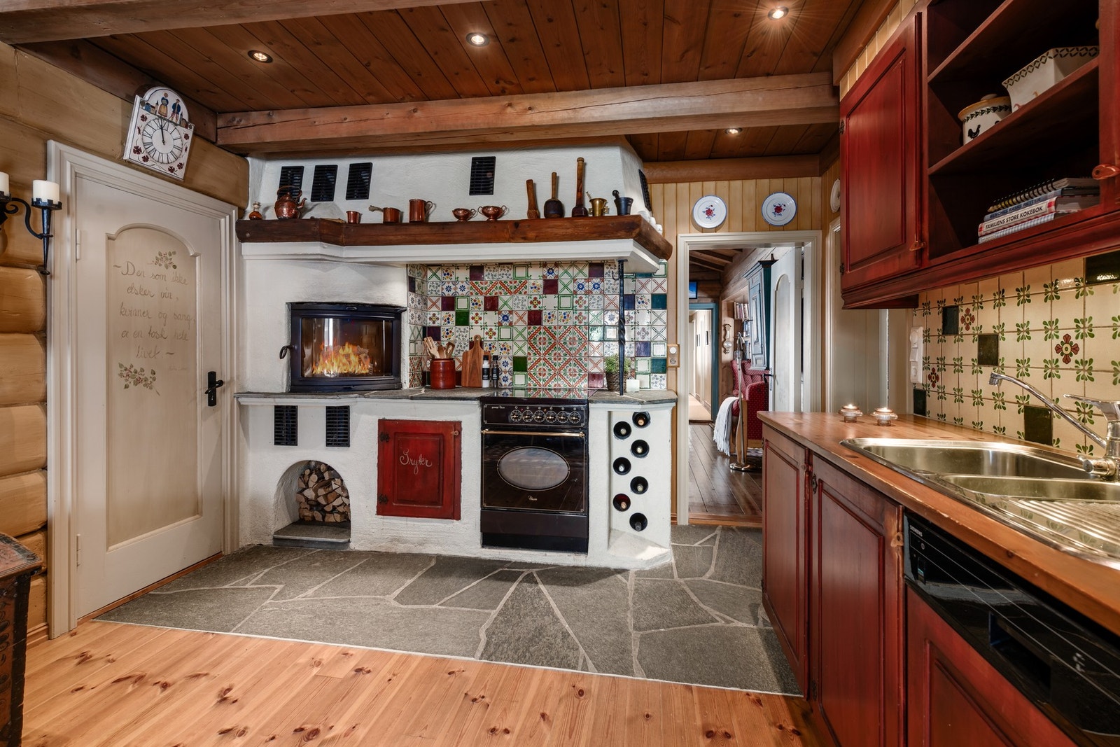 Deler av kjøkken består av pusset mur med benkeplate av skiferheller Galleribilde