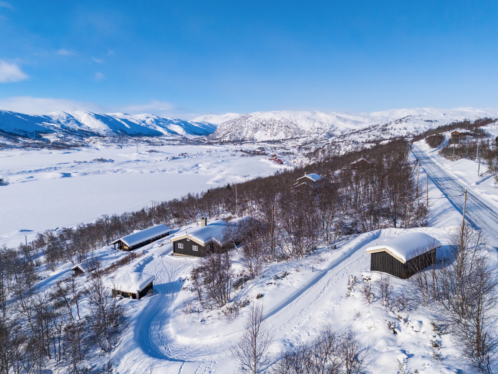 Det er opparbeidet parkeringsplasser på terreng utenfor hytten Galleribilde