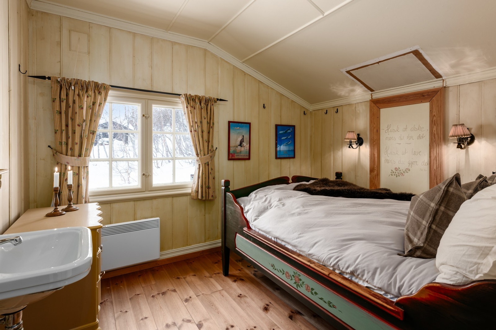 Et av hyttens sjarmerende soverom med tilkoblet vask Galleribilde