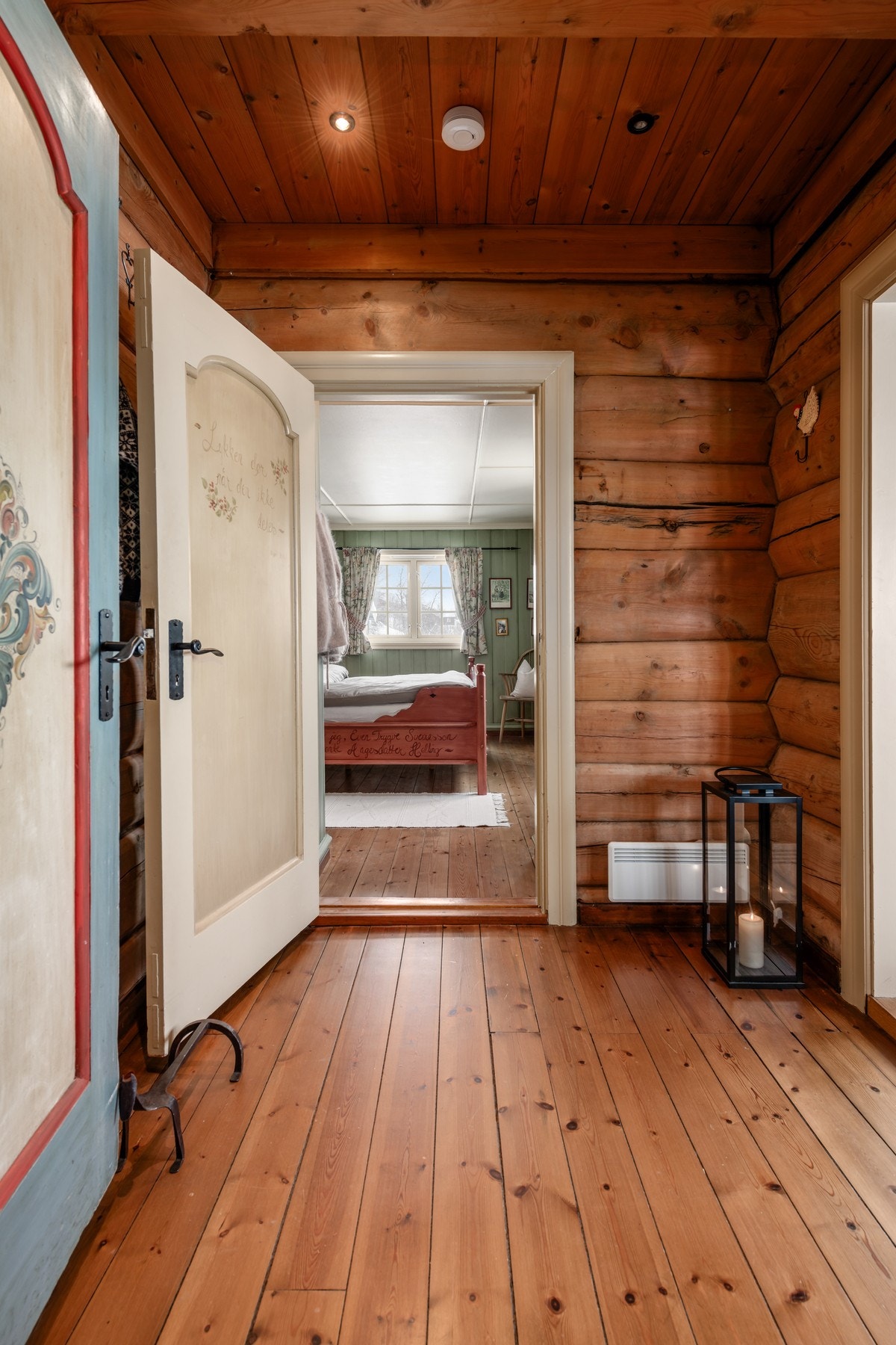 Mellomgang som binder sammen hyttens tredje soverom, vinterhage og stue Galleribilde