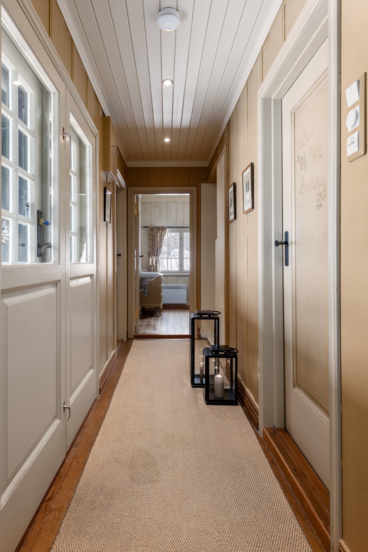 I enden av gangen er to av hyttens tre soverom Galleribilde