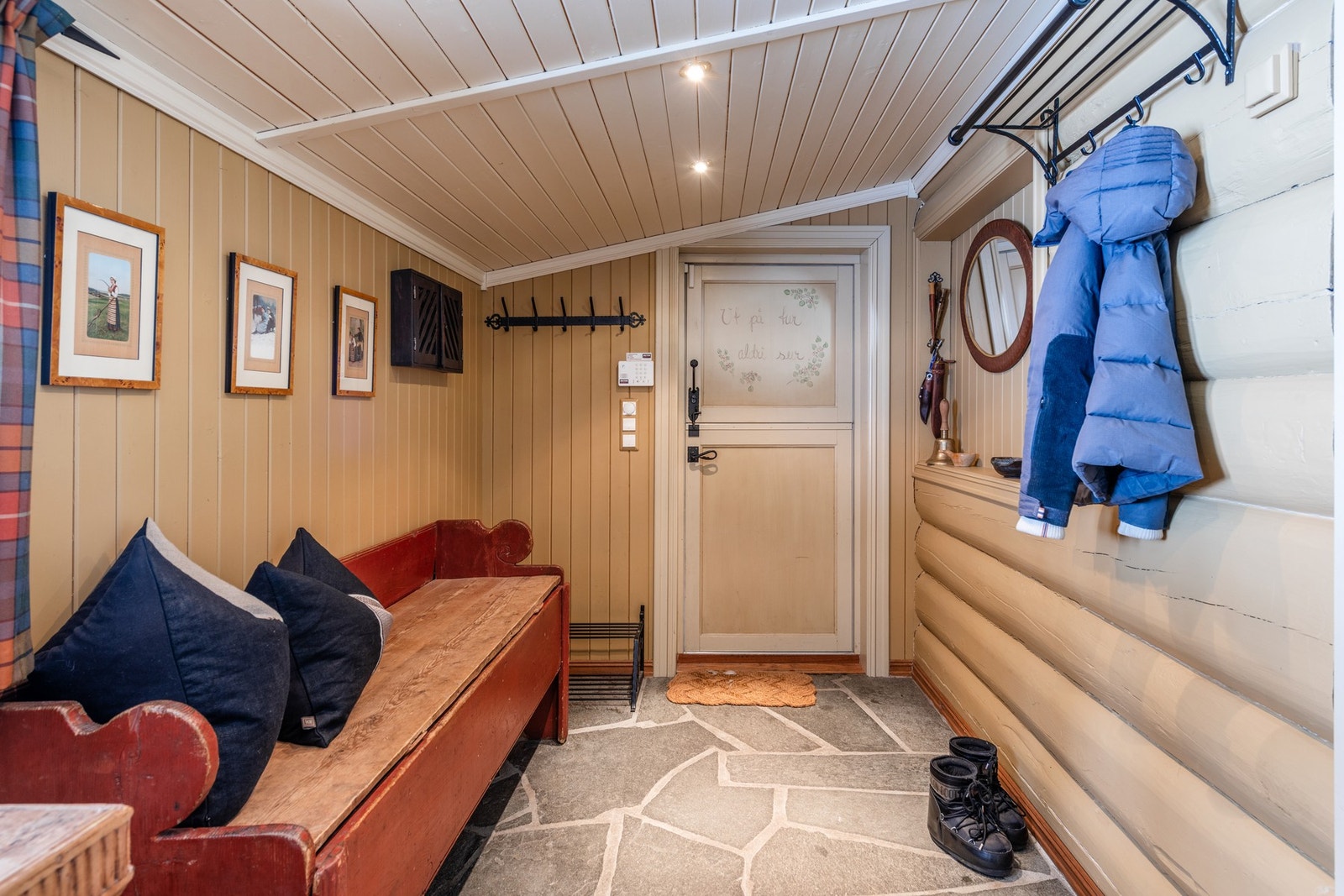 Entréen har godt med oppbevaringsplass/-muligheter Galleribilde