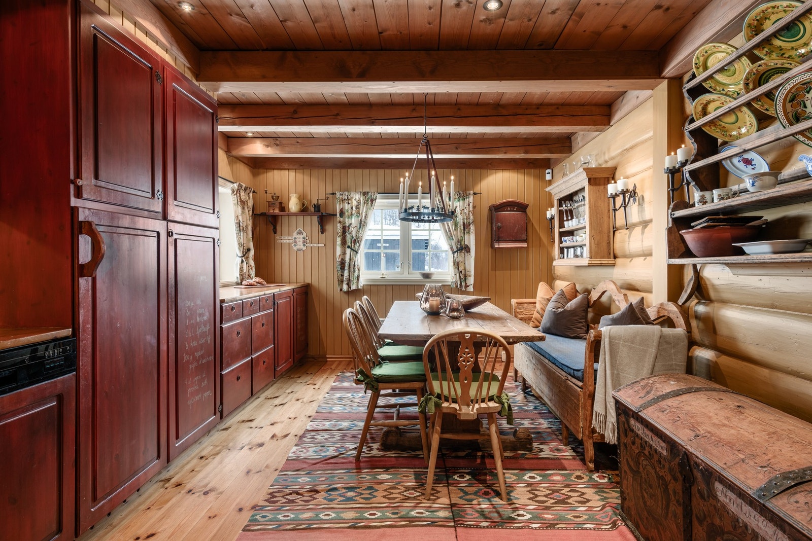 Kjøkkenet i heltre med heltre benkeplate Galleribilde