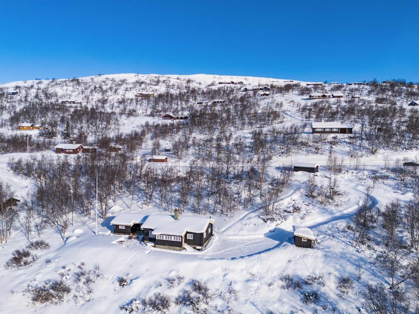 Eiendommen ligger flott til i et område med spredt hyttebebyggelse Galleribilde