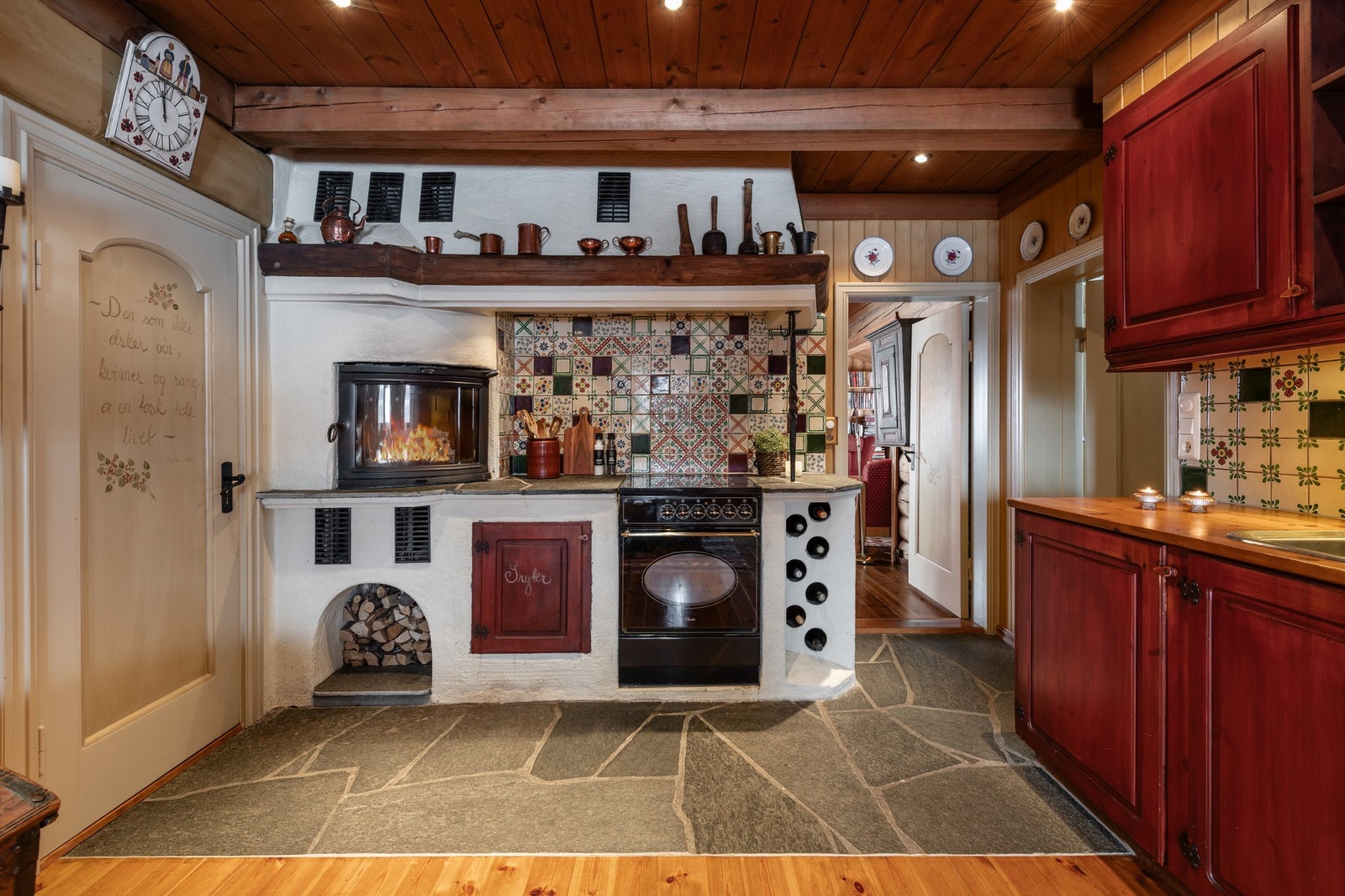 Sjarmerende peis med innsats på kjøkkenet Galleribilde