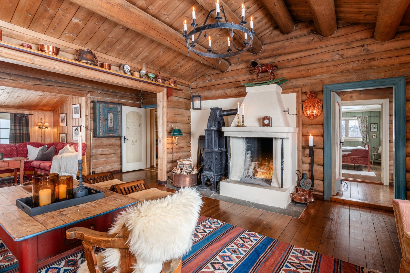 Flott murt peis i stuen - her varmes både kropp og sjel Galleribilde