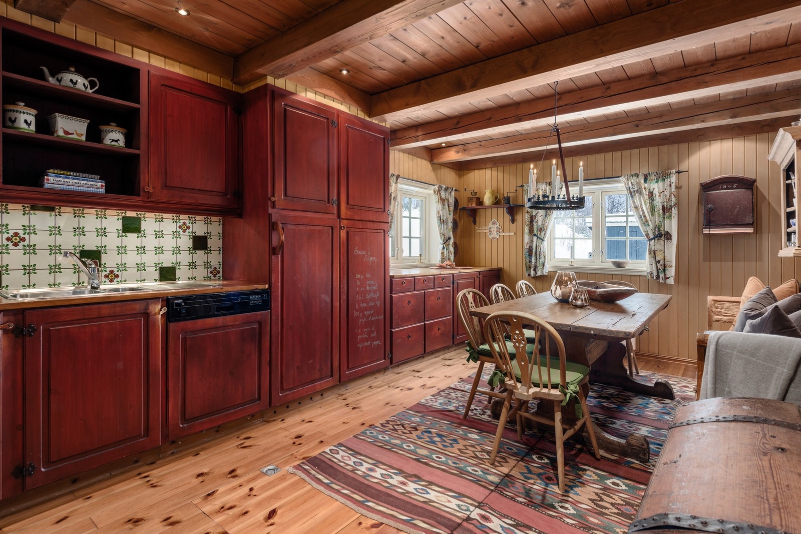 Godt med skapplass i hyttens unike, sjarmerende omgivelser Galleribilde