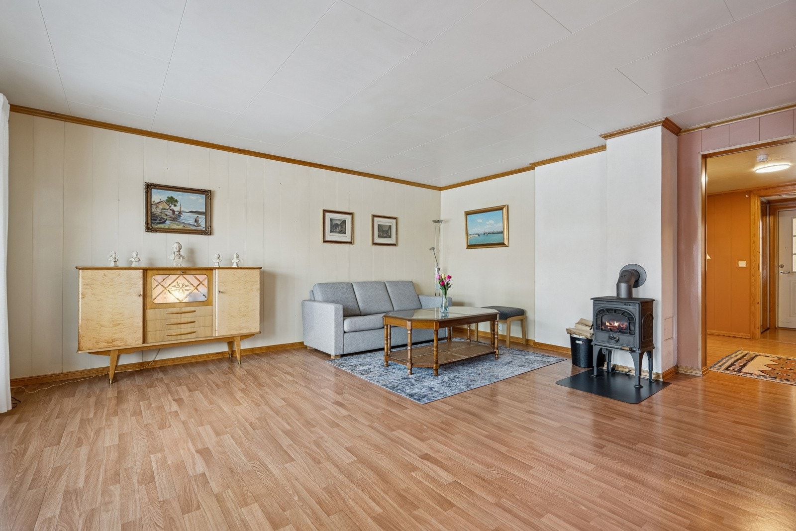 I stuen er det en vedovn som gir god varme Galleribilde