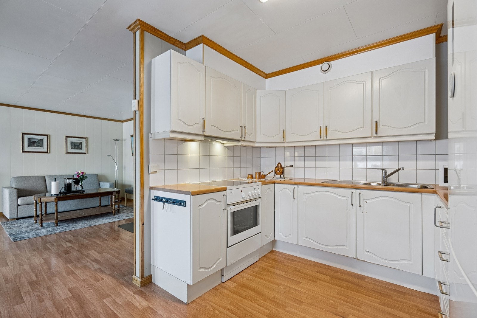 Kjøkken i delvis åpen løsning til stuen. Hvitevarer kan medfølge hvis ønskelig Galleribilde