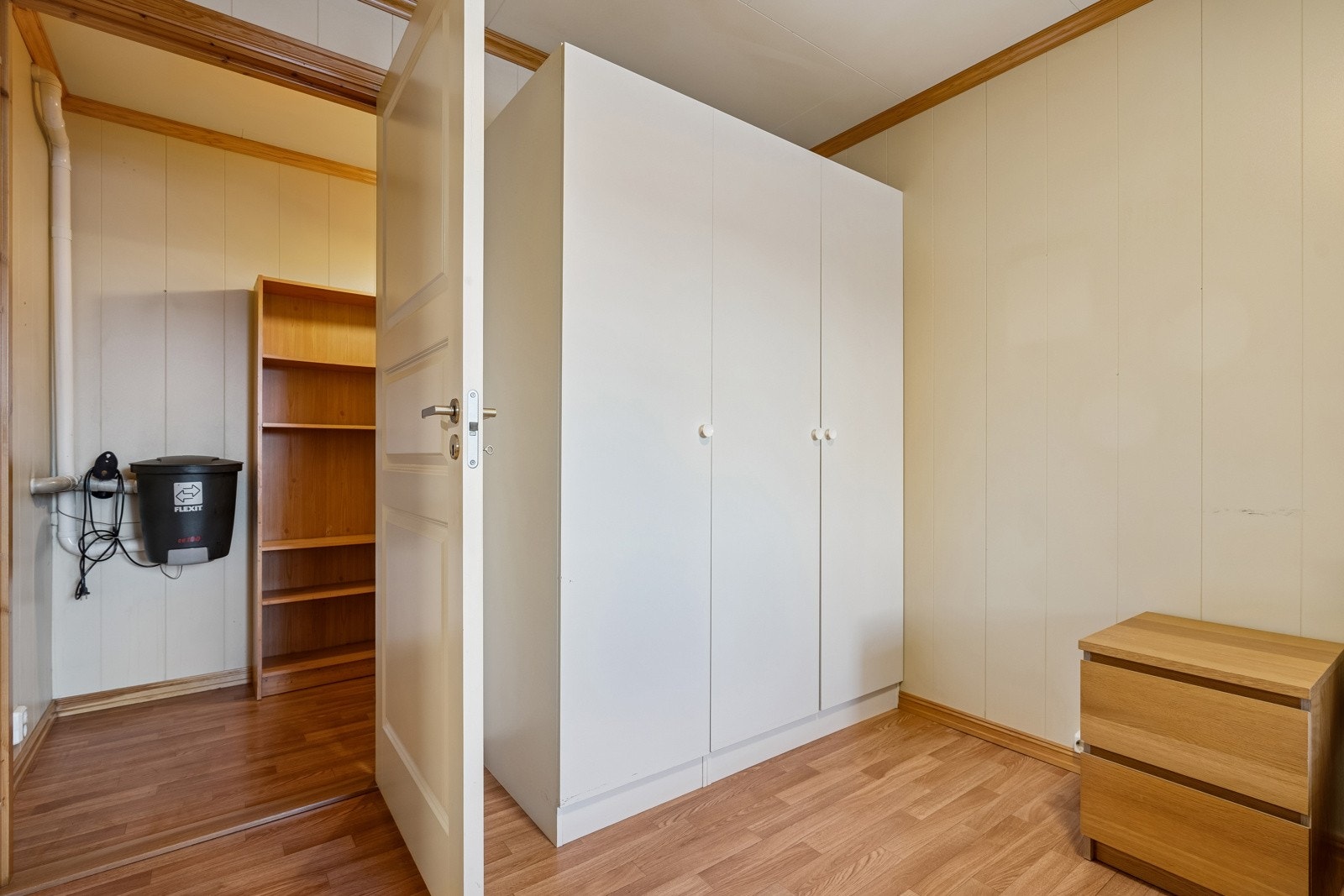 Soverom med praktisk bod på innsiden Galleribilde