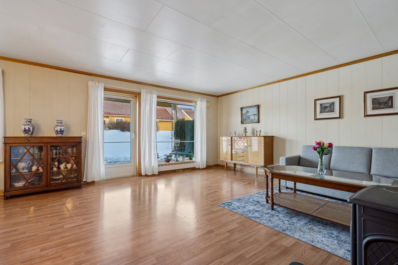 Romslig stue med plass til både sofagruppe og spisestue. Utgang til uteplass Galleribilde