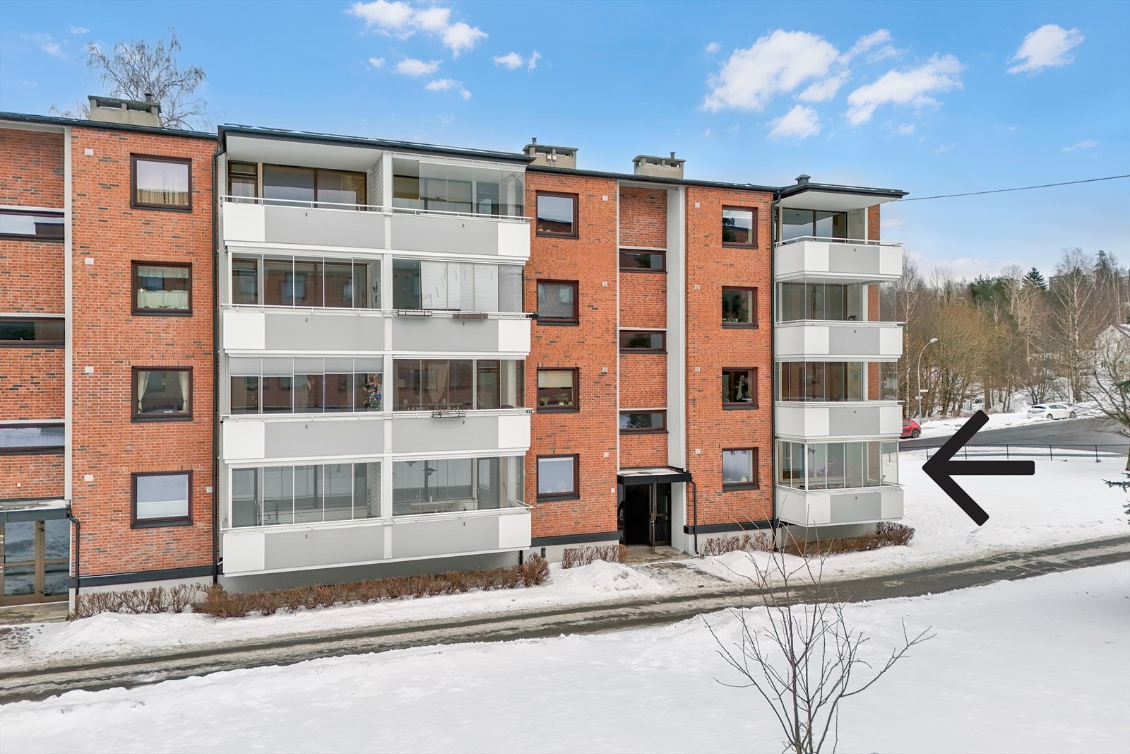 Leiligheten ligger i en høy førsteetasje Galleribilde