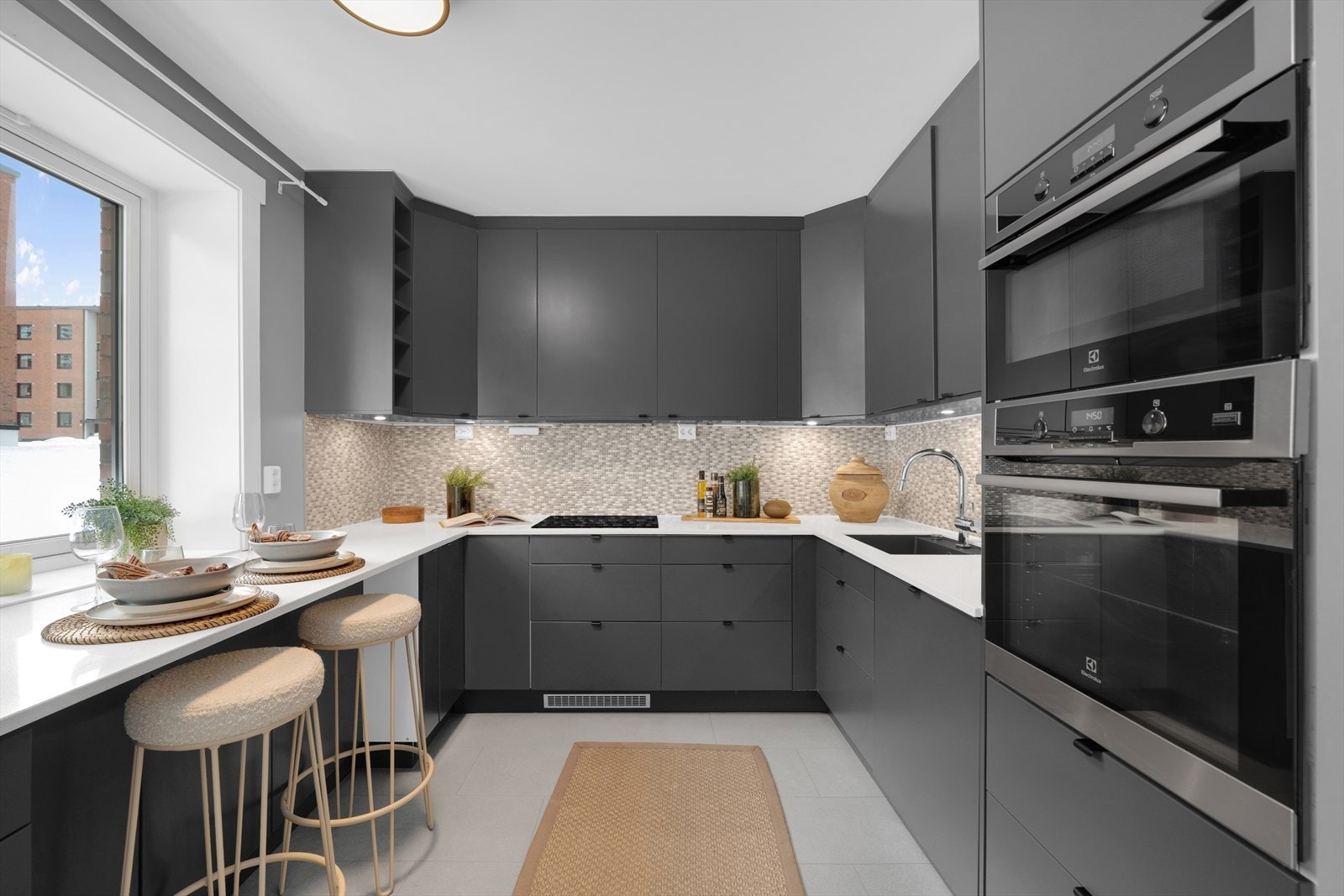 Benkeplaten er av komposittstein med underlimt kum Galleribilde