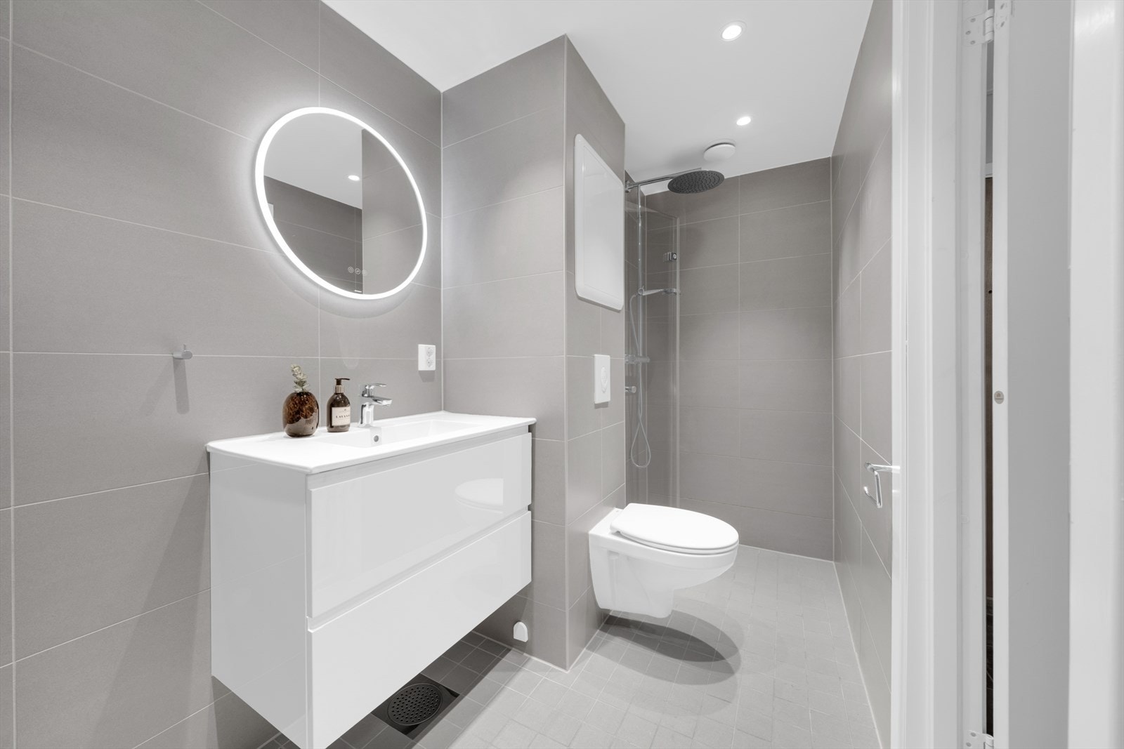 Bad/wc er komplett modernisert i regi av borettslaget i 2022 med nye overflater, membranløsninger, sluk, røropplegg, varmekabler, innredning og sanitærutstyr Galleribilde