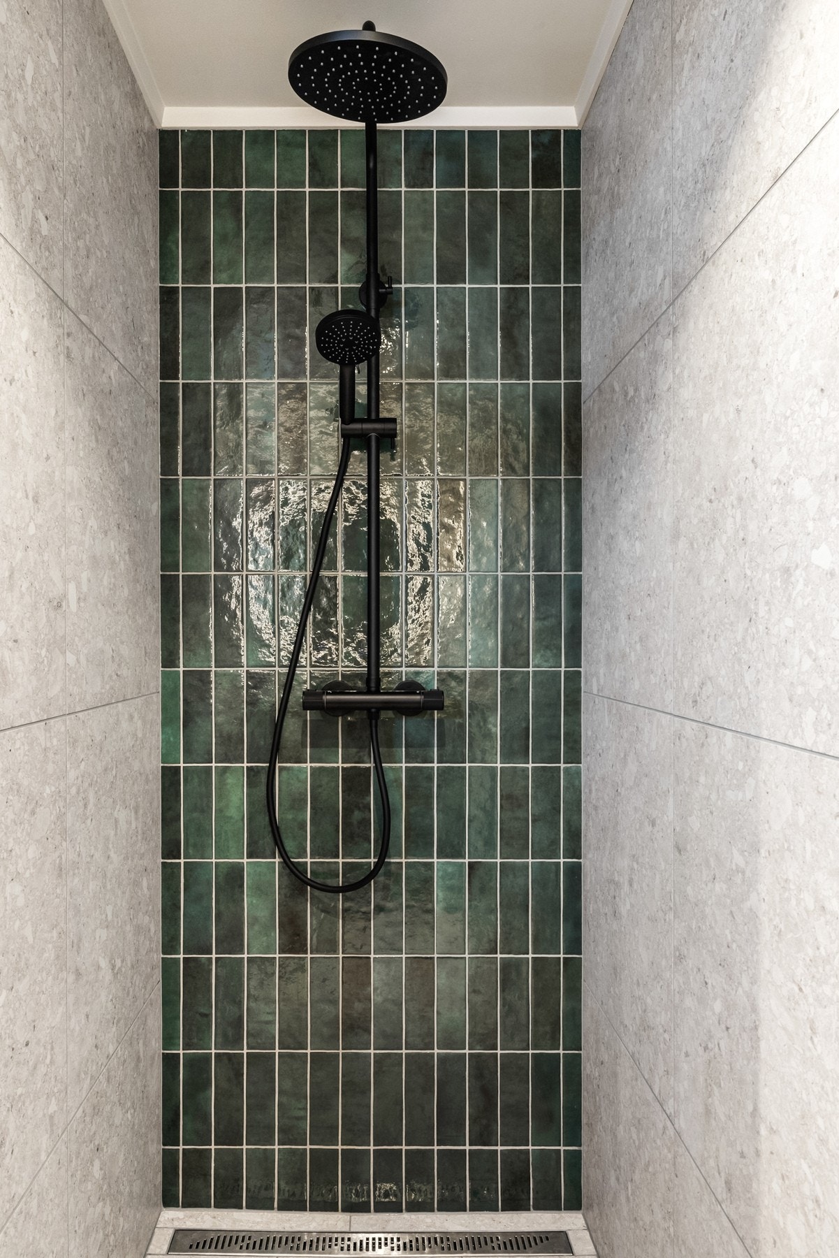Moderne dusjløsning med kontrastvegg og egne fliser som skaper særpreg Galleribilde