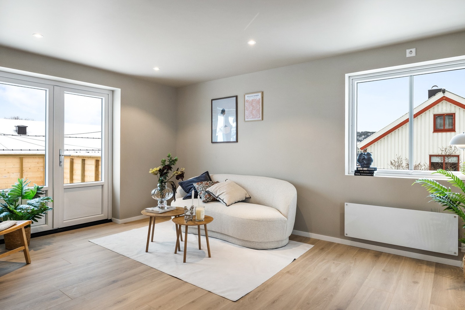 Innfelte spotter i himlingen gir en lun og behagelig belysning Galleribilde